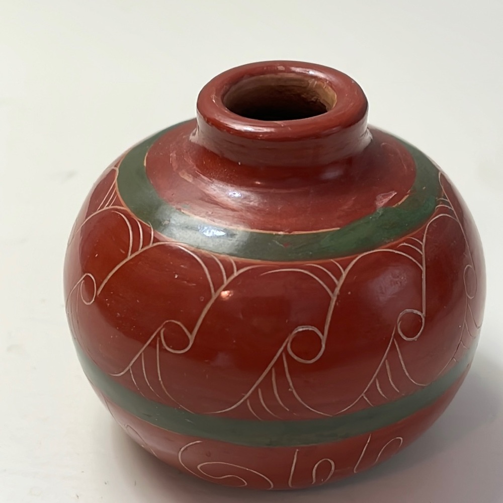 Small decorative vase. Terracotta and green.